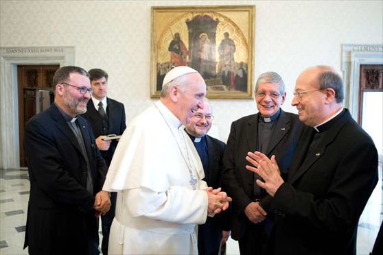 papa francesco e sassi